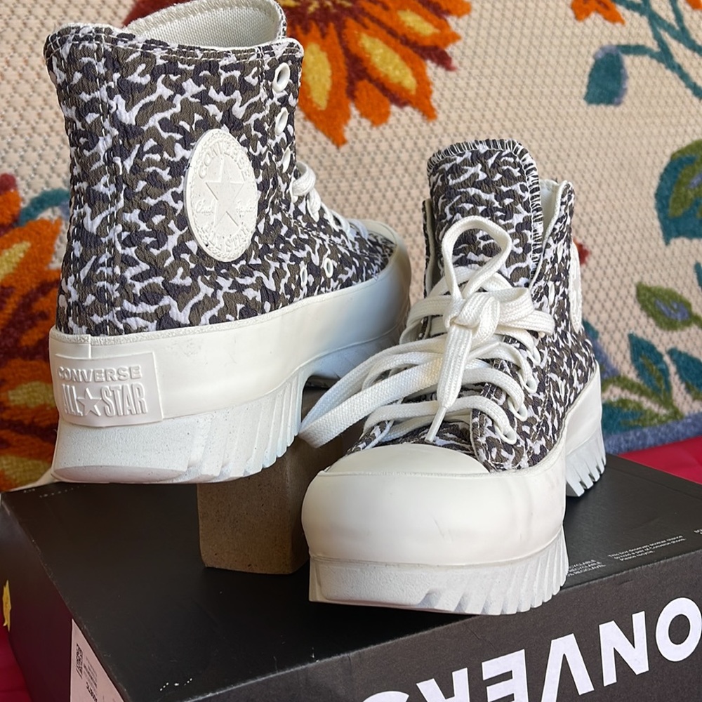 Converse A00877C
CTAS LUGGED 2.0 HI
SAND DUNE/EGRET/EGRET
WMNS sneakers Platform - Picture 2 of 16